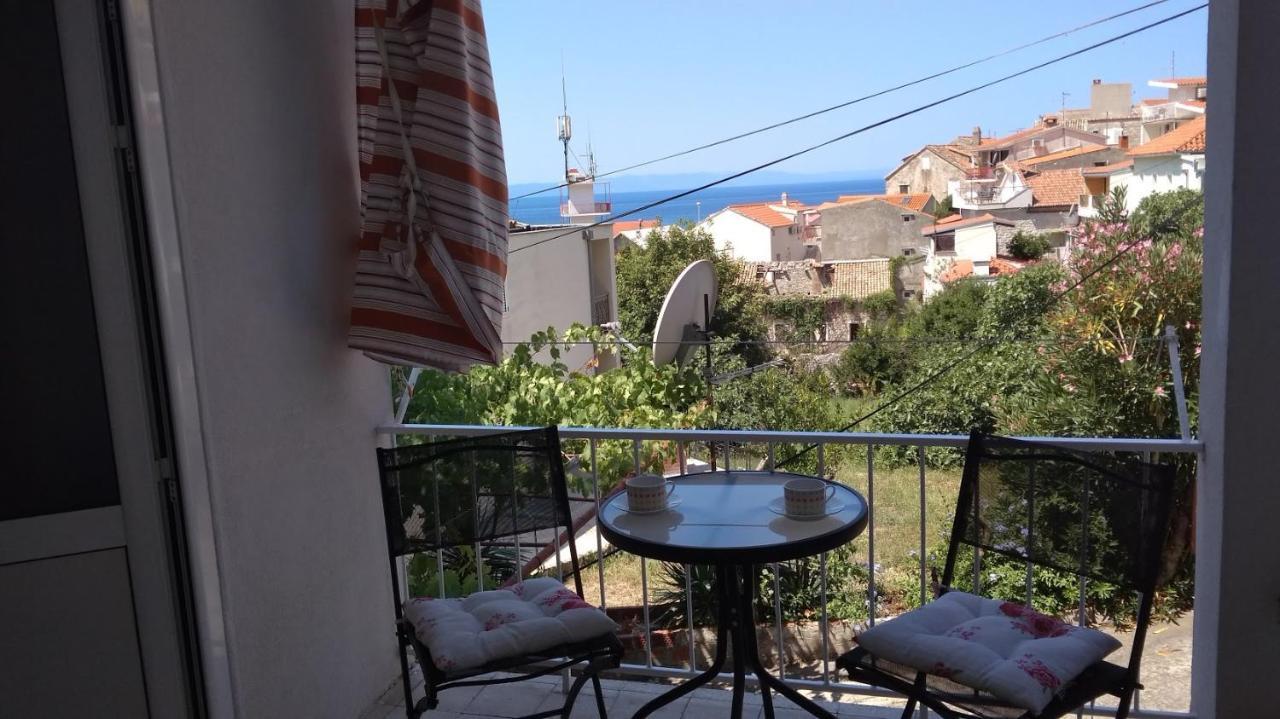 Apartment For 6 In Makarska Centar Bagian luar foto