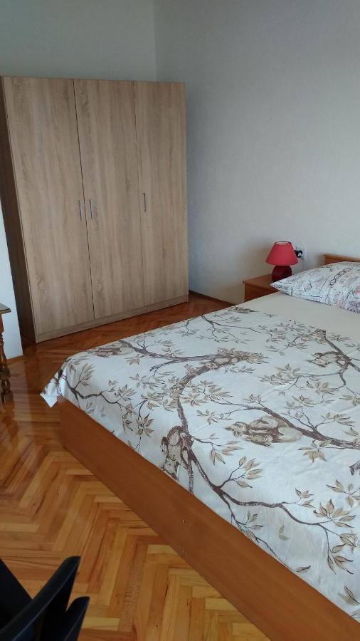 Apartment For 6 In Makarska Centar Bagian luar foto