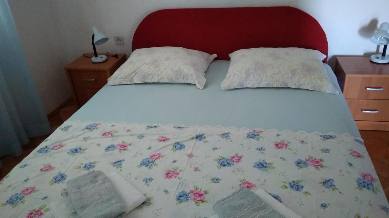 Apartment For 6 In Makarska Centar Bagian luar foto