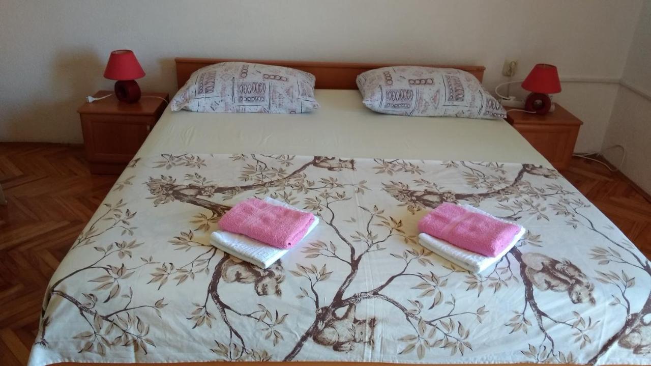Apartment For 6 In Makarska Centar Bagian luar foto