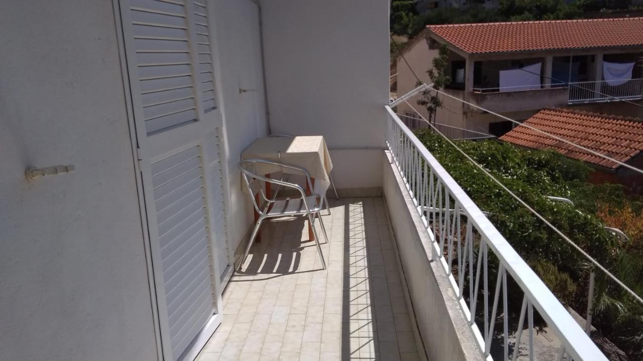 Apartment For 6 In Makarska Centar Bagian luar foto