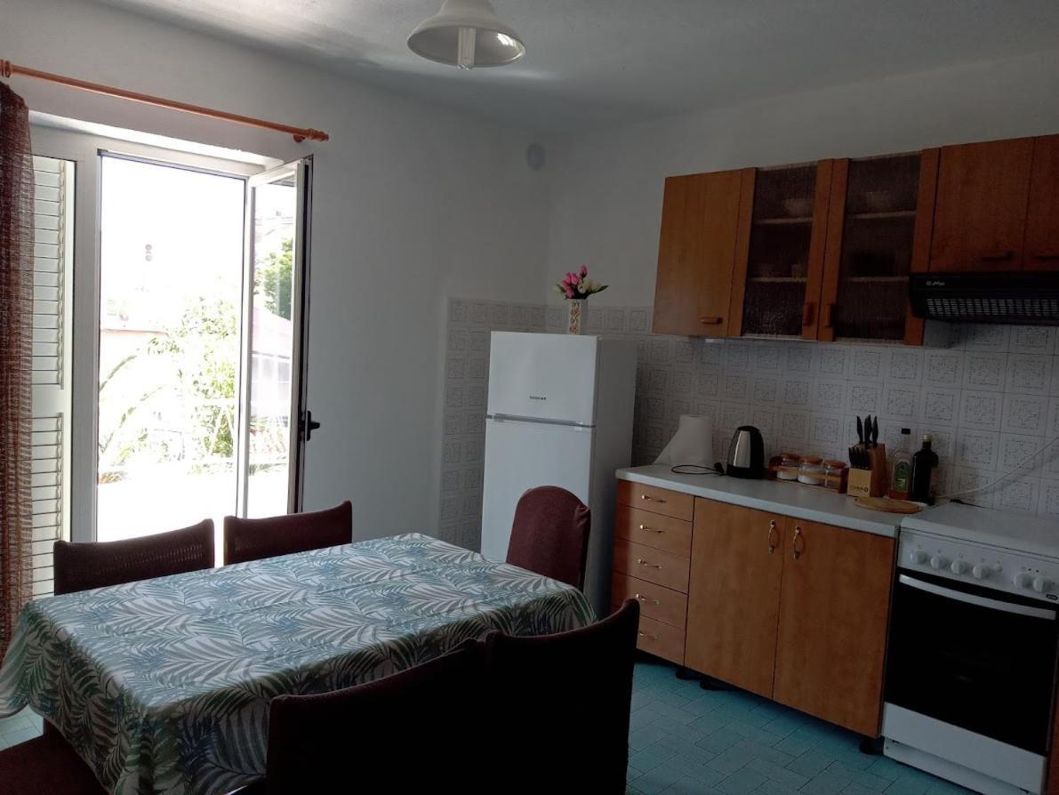 Apartment For 6 In Makarska Centar Bagian luar foto