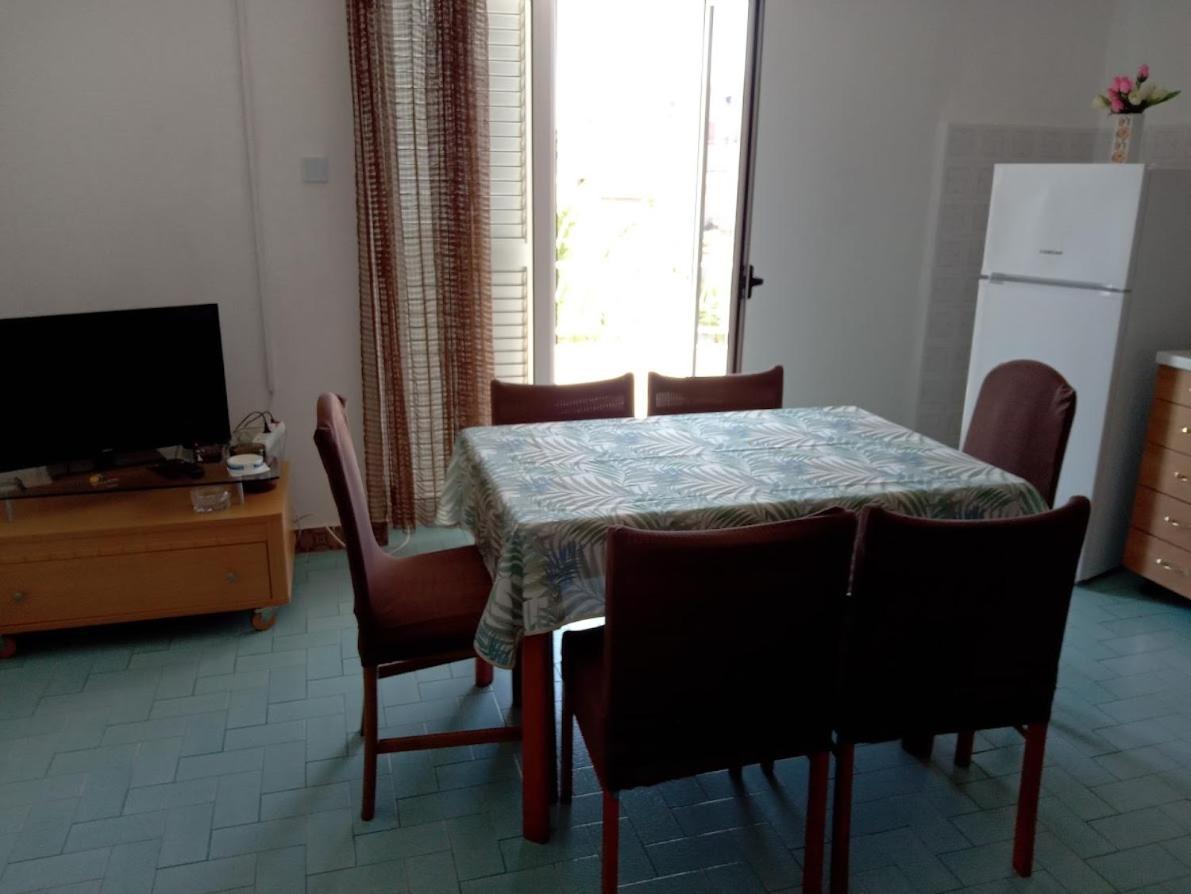 Apartment For 6 In Makarska Centar Bagian luar foto