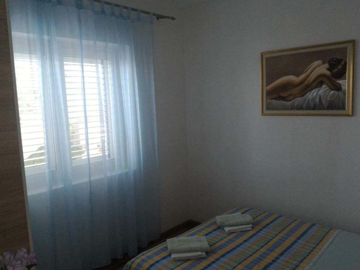 Apartment For 6 In Makarska Centar Bagian luar foto