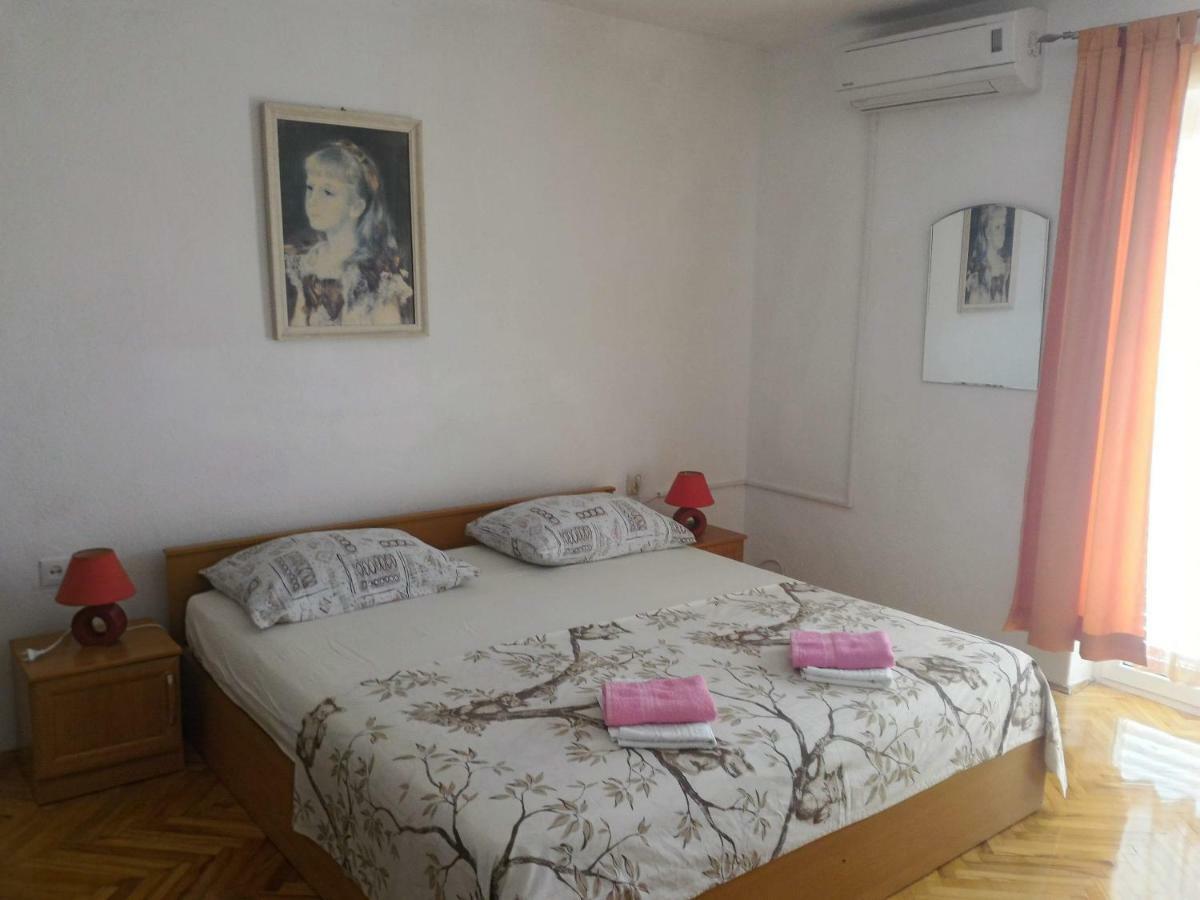 Apartment For 6 In Makarska Centar Bagian luar foto