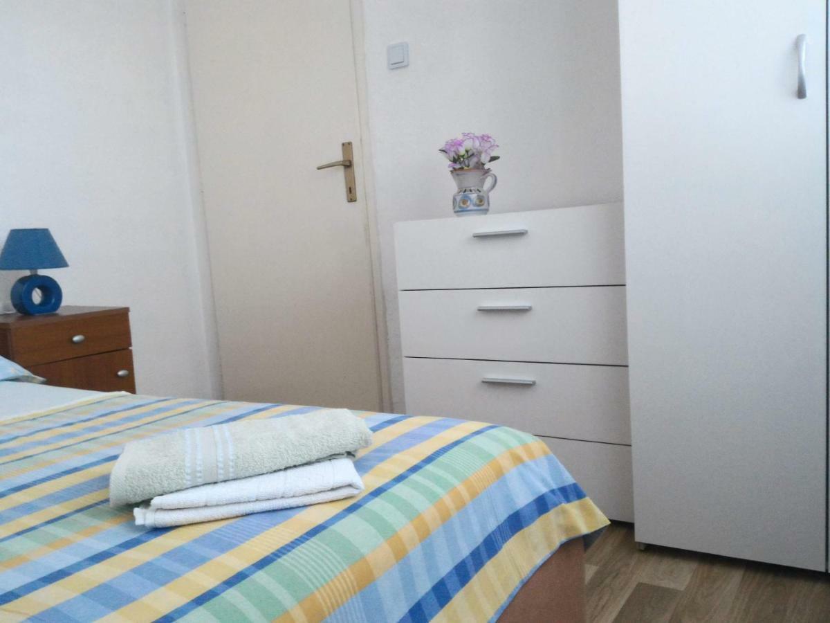 Apartment For 6 In Makarska Centar Bagian luar foto