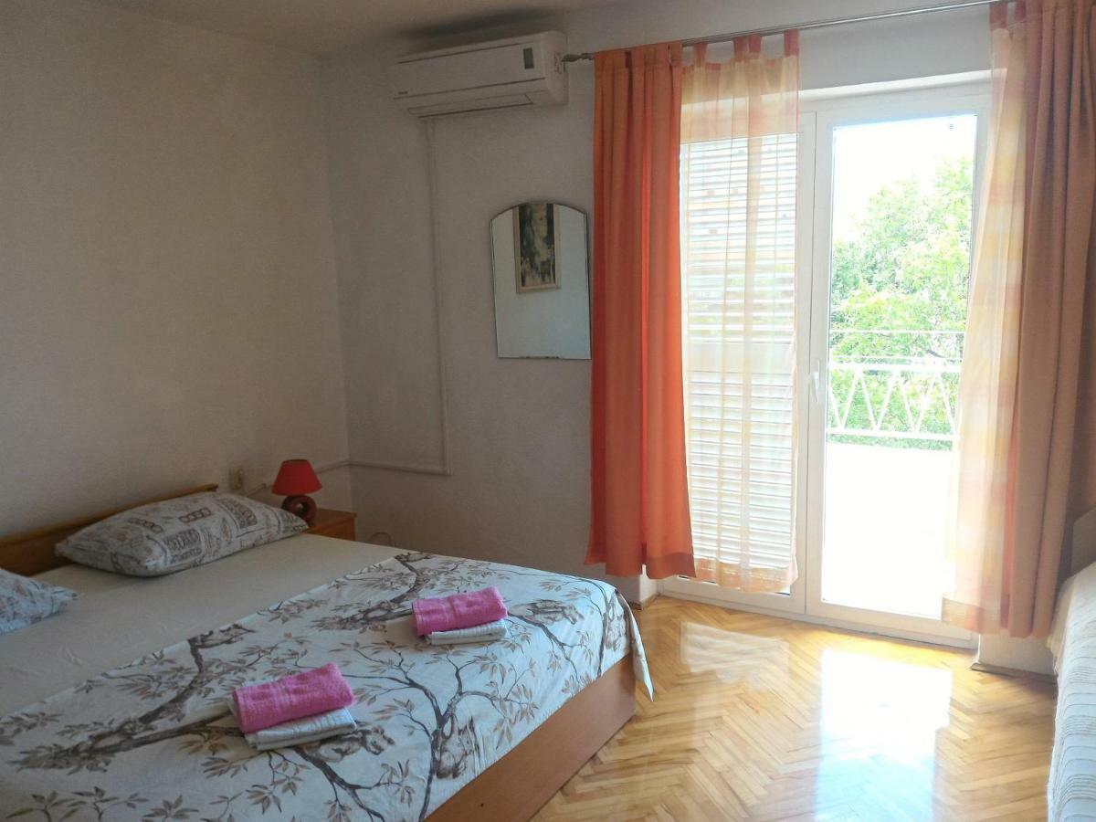 Apartment For 6 In Makarska Centar Bagian luar foto