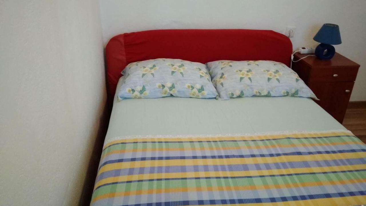 Apartment For 6 In Makarska Centar Bagian luar foto