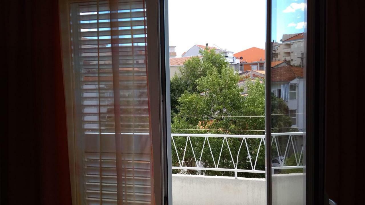 Apartment For 6 In Makarska Centar Bagian luar foto