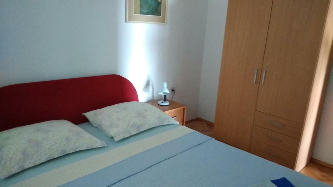 Apartment For 6 In Makarska Centar Bagian luar foto