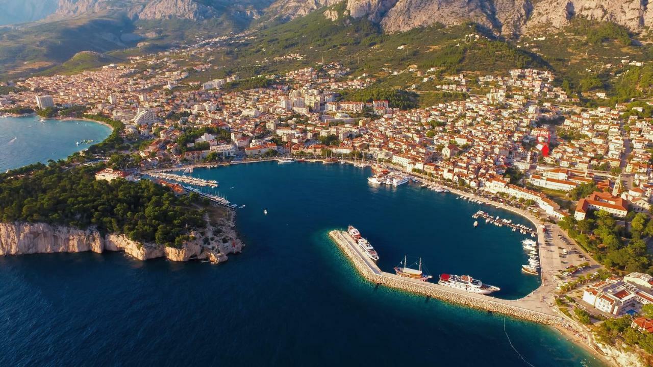 Apartment For 6 In Makarska Centar Bagian luar foto